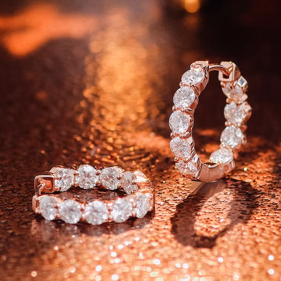 Huggie-Moissanit-Ohrringe aus massivem Roségold für Frauen, die sie jeden Tag tragen